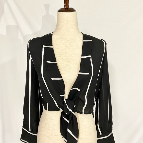 PRETTY LITTLE THING NWT BLK/WHT STRIPE TIE TOP 2 - Picture 4 of 6